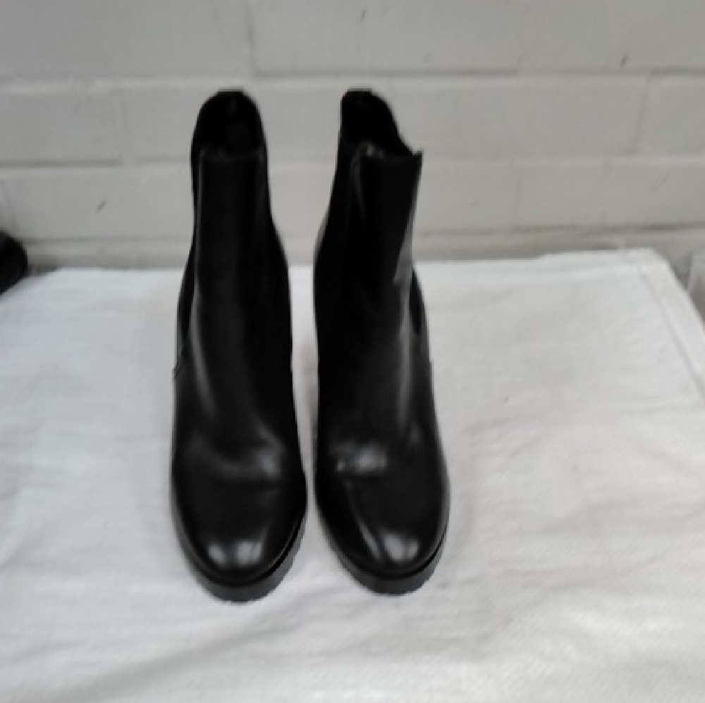 Black Ankle Booties with Smooth Leather Finish